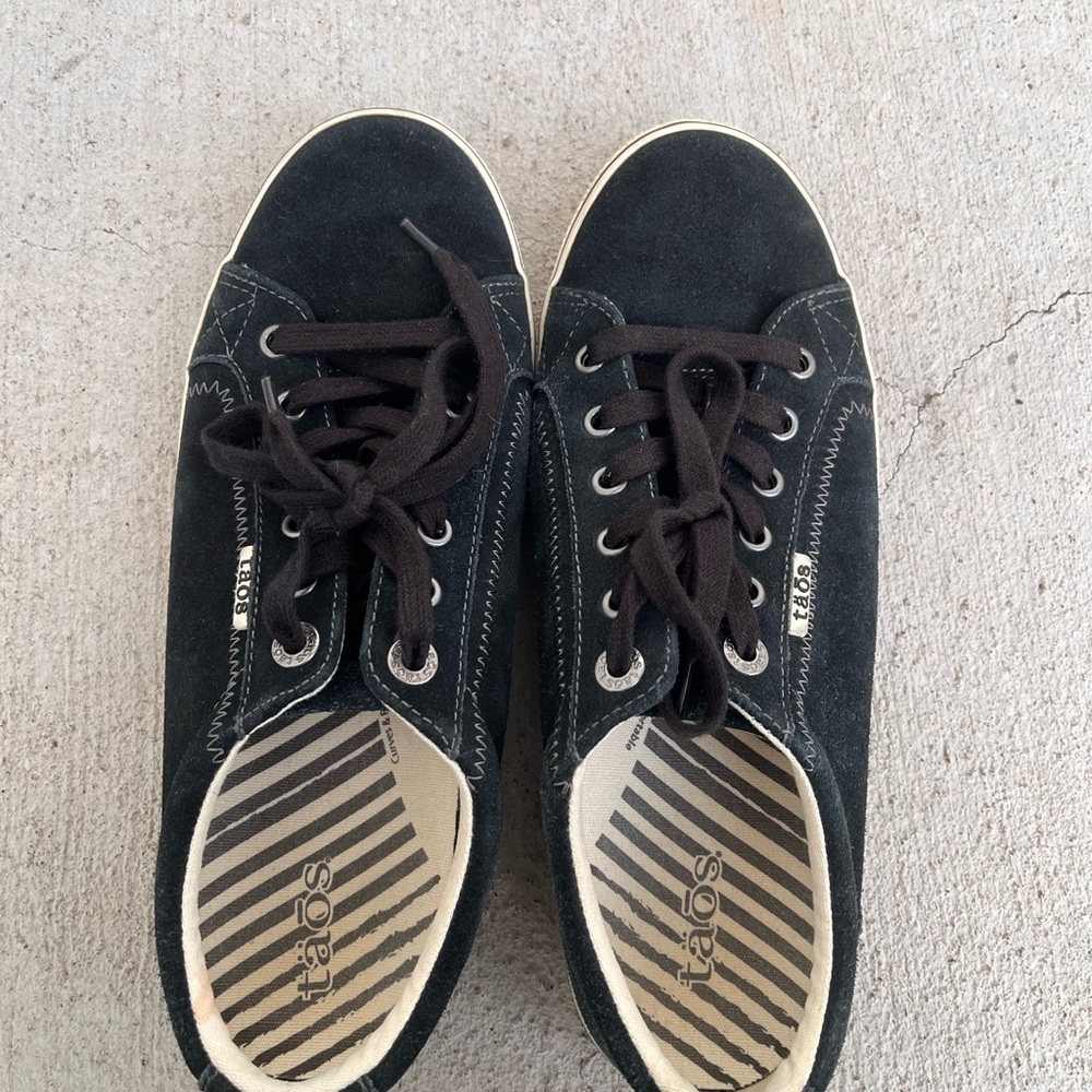 Taos Womens Size 9.5 Sneakers Retro Star Black Suede Low Top Lace Up Casual